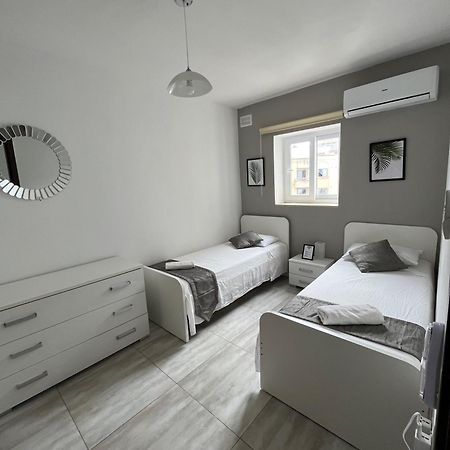 F4 Room 3, Private Room Two Single Beds Shared Bathroom Msida Exteriér fotografie